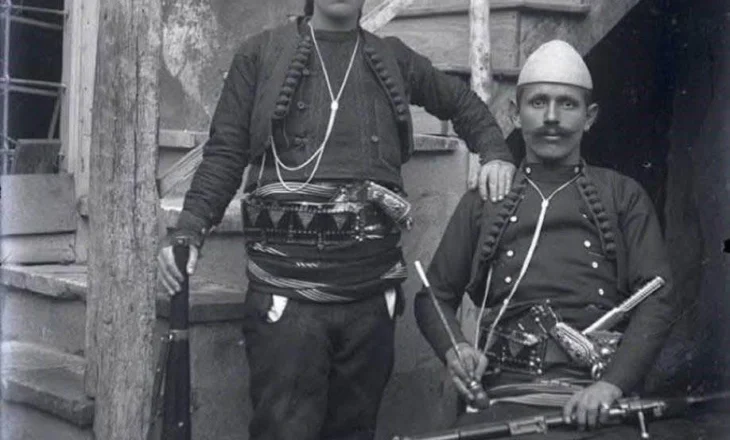 Bashkë në Luftë, Bashkë në Histori