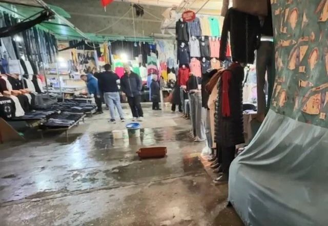 “Bashkia të ndërhyjë”/ Tregu industrial përmbytet nga reshjet, tregtarët kërkojnë ndihmë: Na dëmtohet malli