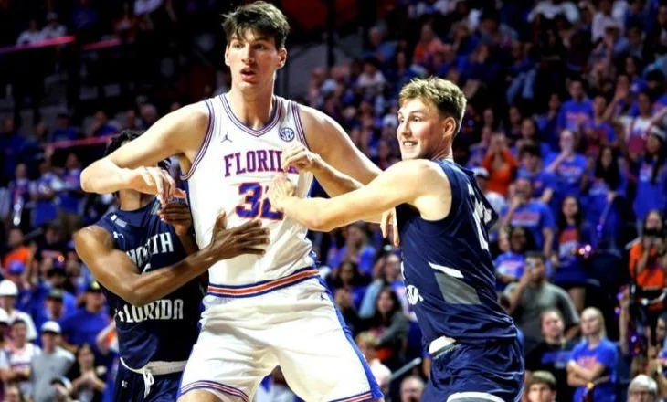 Basketbollisti që vendosi rekord/ Gjatë 2.36 metër, vesh këpucë me numrin 55