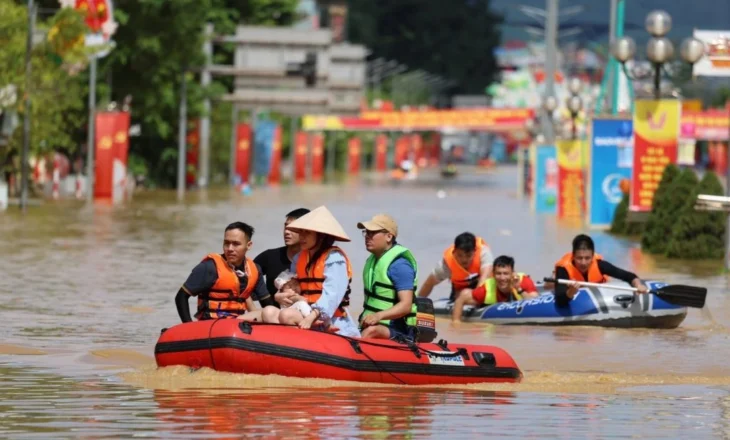BBC: Të paktën 90 të vdekur dhe 12 të zhdukur pas përmbytjeve dhe rrëshqitjeve të tokës