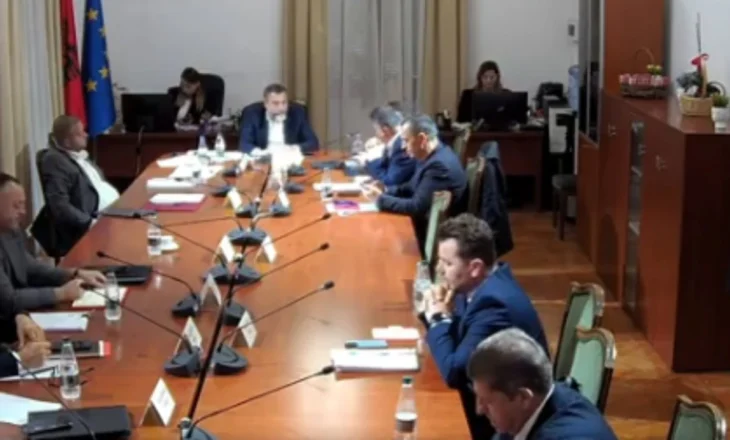 “Bënte poezi për qeverinë dhe…”/ Bido përplaset me Nokën: Nga neonazist kalove në nazist. Demokrati: Halli i Gjipesë të bën të kërcesh