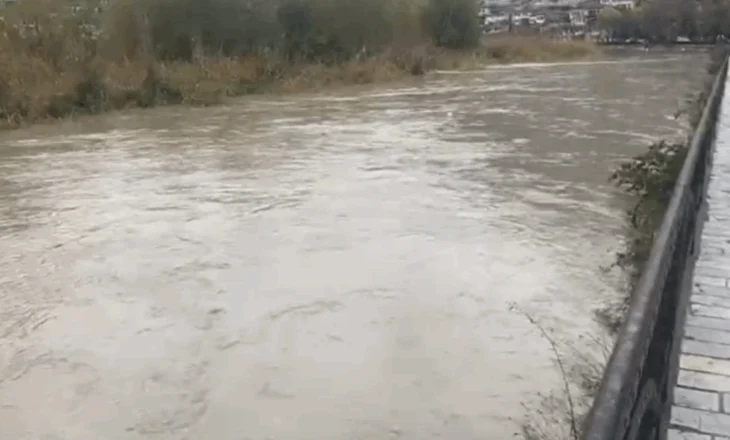 Berat, prurjet e mëdha të lumit Osum rrezikojnë përmbytjen e tokave bujqësore