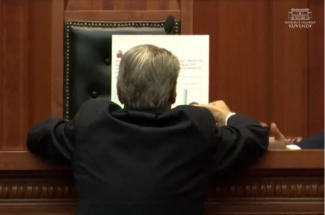 Berisha i vendos Ramës te karrigia bosh e Kuvendit posterin e “Lubi Ballukut”