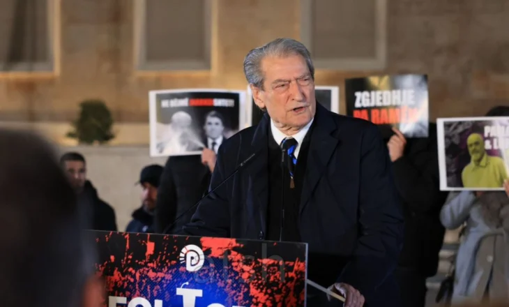 Berisha në foltoren para Kryeministrisë: Do ikim nga ky shesh me fitore