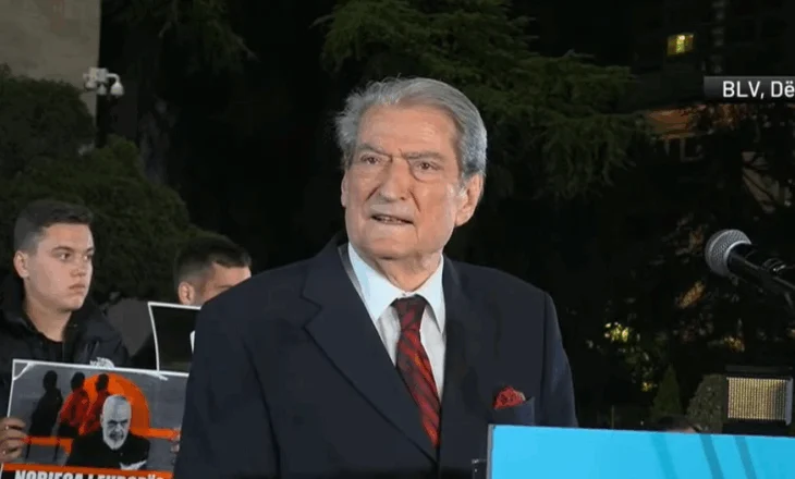 Berisha në protestën e opozitës: Jemi mbledhur kundër shtetit mafioz para pallatit të krimit ku qëndron diktatori Edi Rama