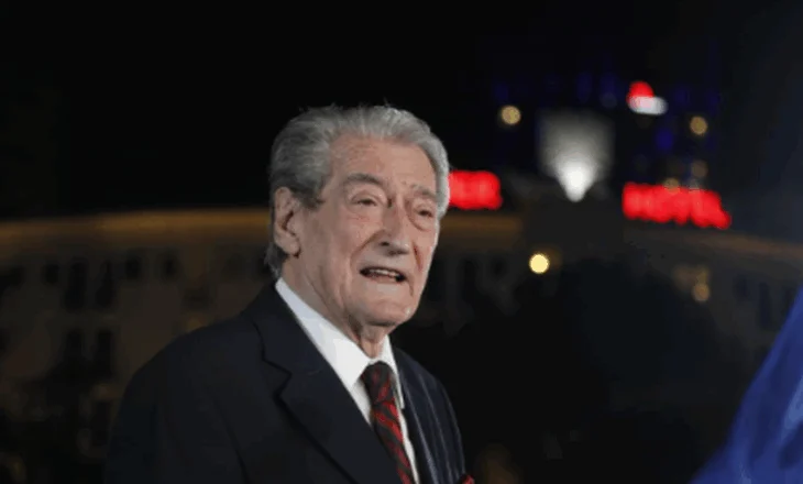 Berisha ngjitet i pari në ‘foltoren’ para Kryeministrisë: Jemi para pallatit të krimit shtetëror