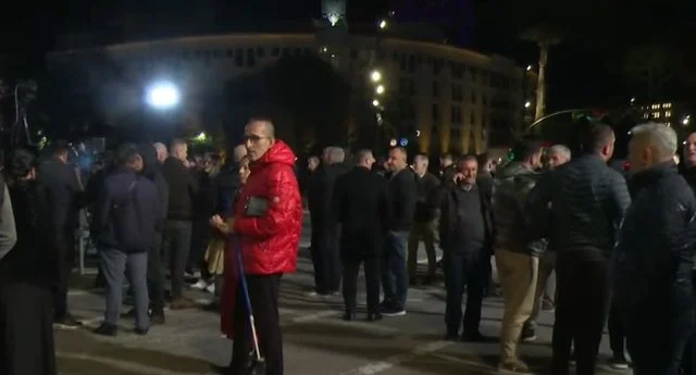 Berisha niset me makinë drejt Kryeministrisë