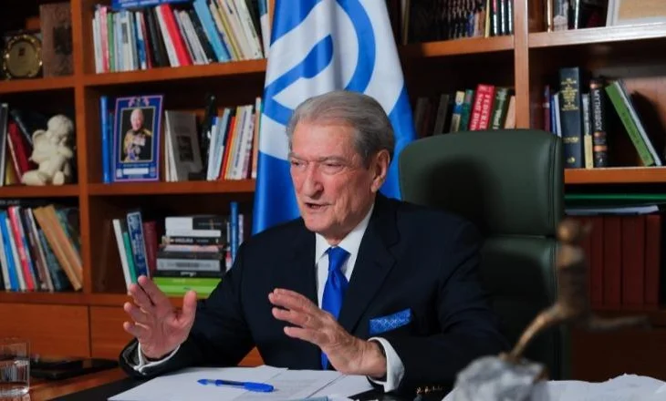 Berisha njofton bisedë live në rrjetet sociale, qytetarët e ‘masakrojnë’ me komente: Shko përballu me SPAK