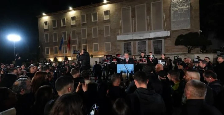 Berisha: Pallati i krimit ka brenda diktatorin, sulltanin dhe sulltaneshën