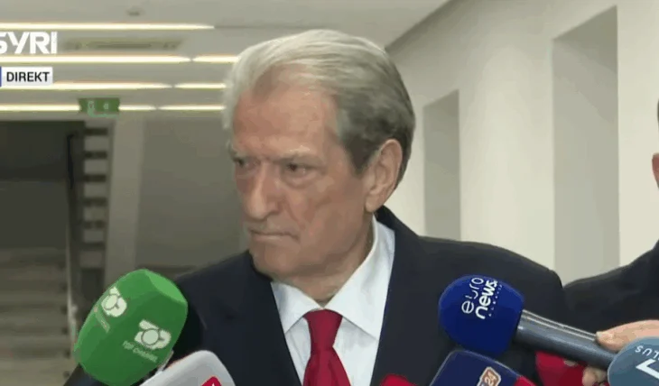 Berisha: Platforma e opozitës do të vendoset para kryeministrisë, kërkojmë largimin e dyshes më famëzezë të korrupsionit, Rama-Balluku