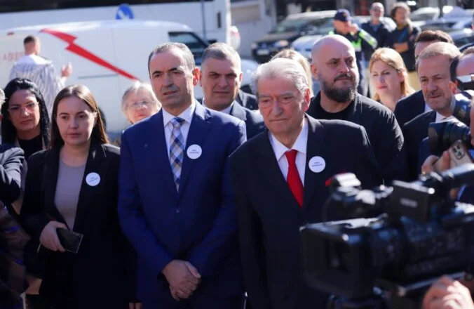 Berisha proteston për ‘barazinë gjinore’, hesht për aferën 50 mln euro të Belinda Ballukut