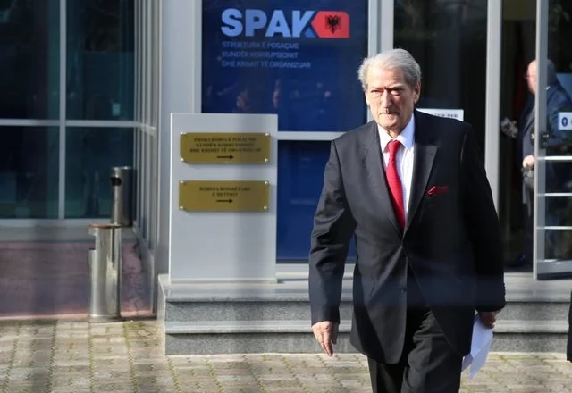 Berisha sot në SPAK, në zbatim të masës “Detyrim paraqitje”  Kryedemokrati, Sali Berisha, pritet të paraqitet mëngjesin e sotëm në orën 10:00, në Prokurorinë e Posaçme, në zbatim të masës detyrim paraqitje, për dosjen “Partizani”.  Berisha para dy ditësh refuzoi të paraqitej për dosjen e “21 janarit”, pasi sipas tij fletëthirrja nuk u përmbahej procedurave të përcaktura në ligj.  Vendimi i Gjykatës së Posaçme të Apelit për t’i caktuar Berishës “detyrim paraqitje” për dosjen “Partizani”, u mor pas shqyrtimit të ankimimit të bërë nga dy prokurorët e SPAK, Arben Kraja dhe Enkeleda Millonai, të cilët kërkonin rikthimin e “arrestit në shtëpi” për liderin demokrat.  Gjyqtari i Apelit nuk pranoi kërkesën e SPAK, por gjithashtu prishi edhe vendimin e GJKKO-së të marrë nga gjyqtarja Flojera Davidhi më 27 Nëntor, e cila i revokoi të gjitha masat e sigurisë ndaj Berishës.