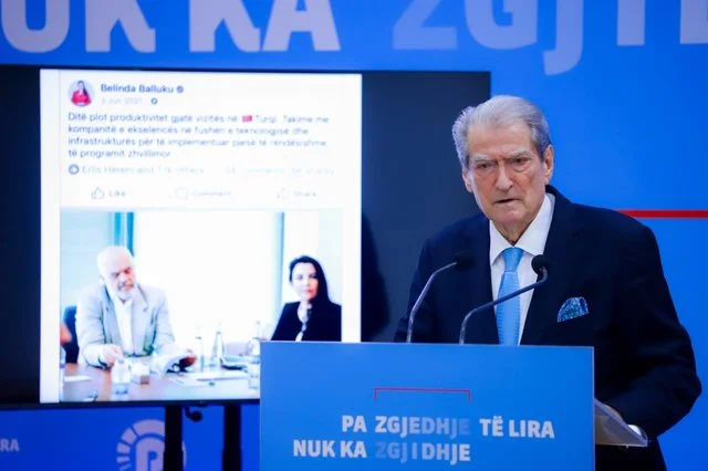 Berisha u bën apel qytetarëve: Rruga e vetme është që të ngrihemi dhe t’i japim duart këtij regjimi