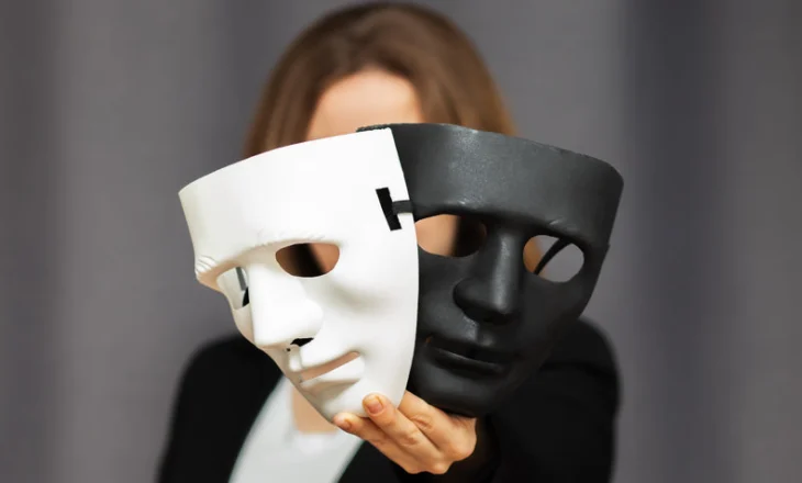 Besoni ose jo, por personaliteti ynë ndryshon përgjatë viteve! A e dini pse?