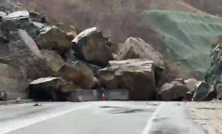 Bie masivi shkëmbor në Qukës-Qafë Plloçë, bllokohet rruga
