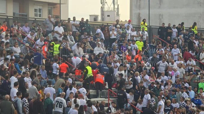 Bie nga tribuna, tifozi humb jetën në Spanjë