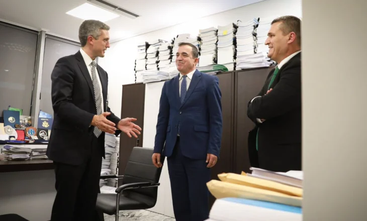 Bllokimi i qeverisë “Trump” për shkak të fondeve buxhetore, ambasada: Tashmë i rikthehemi punës normalisht