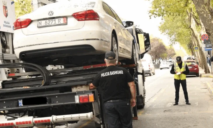 Bllokoi korsinë e autobusëve, makina hiqet me karrotrec