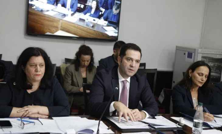 Borxhi publik në nivele minimale/ Ministri Malaj: Synohet të arrijë në nivelin 53.6% vitin e ardhshëm