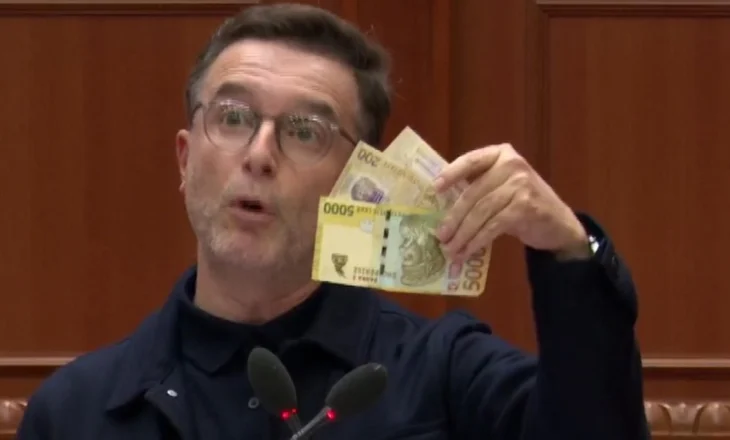 Braçe me lekë në duar në Kuvend! Shpjegon bonusin për pensionistët: Check-up, hemodializa dhe sterilizimi të jenë publike