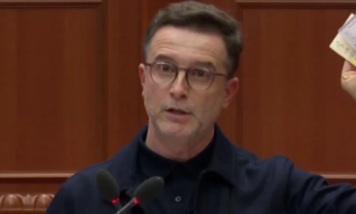 Braçe me zarf me vete në Kuvend, i tregon opozitës me kartëmonedha se sa do të rritet pensioni