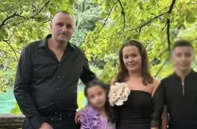 “Burri im u vra me thikë para syve të vajzës sonë” – rrëfimi tronditës i bashkëshortes së 42-vjeçarit të vrarë në Kalanë e Beratit