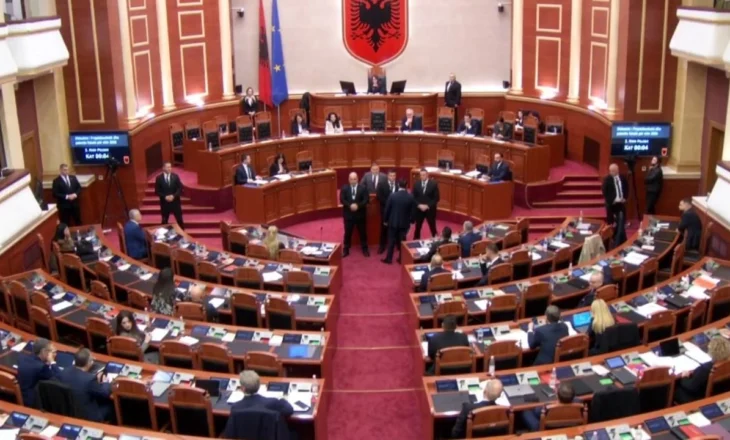 “Buxheti i shkon ministrisë që vjedh më shumë”, Balliu e akuzon, Balluku i përgjigjet: Vjedhjen e ke pasur edukatë familjare/ Ndërhyn garda