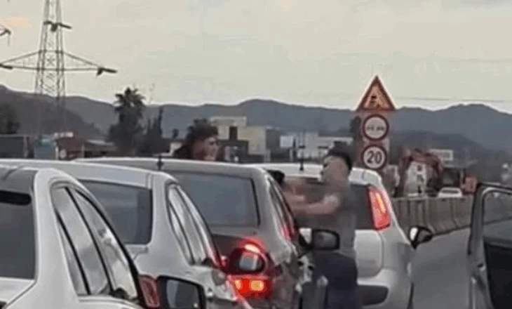 “Ça ke që shef?!” Plas grushti në autostradën Tiranë-Durrës, dy të rinj përfshihen në konflikt fizik mes mjeteve