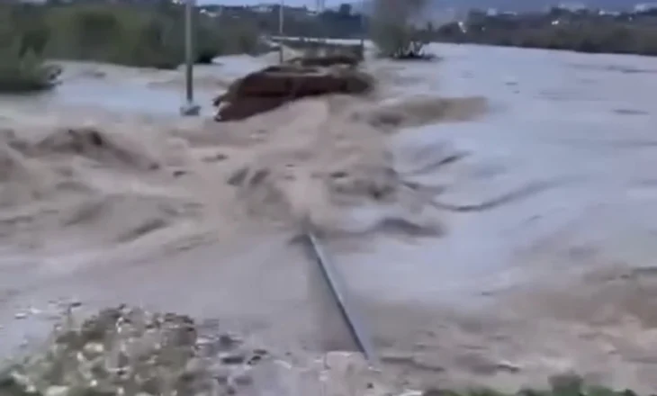 Çarjet në argjinaturën e Bistricës përmbytin Çukën, katër barinj të izoluar – dëme të mëdha në banesa dhe tokat bujqësore