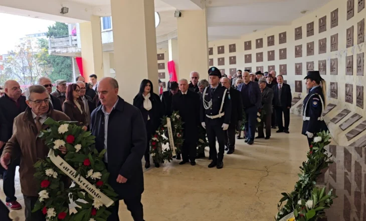 Ceremoni zyrtare në Mauzoleumin e Dëshmorëve në Durrës, pjesëmarrësit: Kjo ditë mbetet simbol i sakrificës