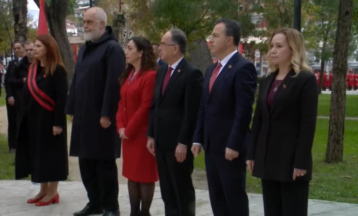 Ceremonia e ngritjes së flamurit në Vlorë, marrin pjesë kryeministri Rama dhe Presidenti Begaj dhe Vjosa Osmani