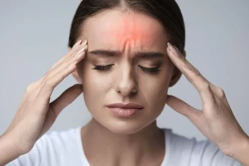 Çfarë e shkakton dhimbjen e kokës dhe kur duhet të shqetësohemi?