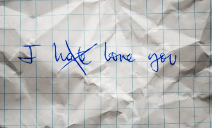 Çfarë është ambivalenca emocionale dhe pse ndodh që ndiejmë ndjenja të kundërta njëkohësisht