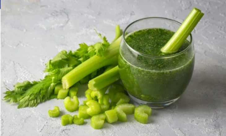 Çfarë i ndodh trupit kur pini lëng selino çdo ditë