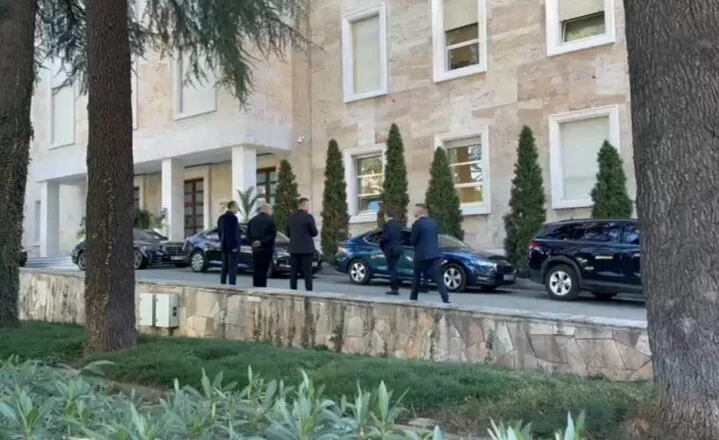 Çfarë po ndodh? Rama mbledh në Kryeministri kreun e Kuvendit, atë të Grupit të PS-së dhe Komisioneve Parlamentare