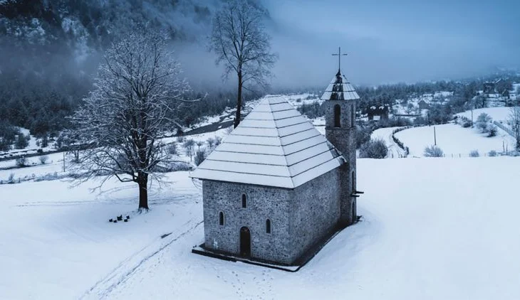 Çfarë pritet nga moti? Shiu rikthehet në veriperëndim dhe dëborë në Alpe