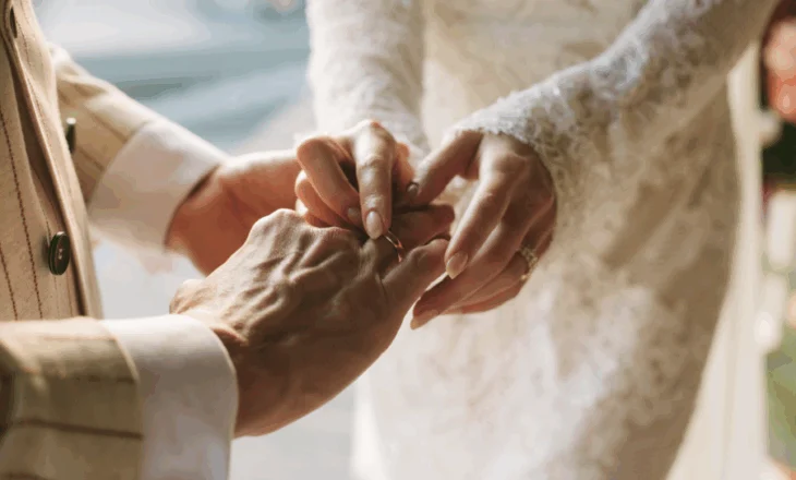 ChatGPT po fut hundët edhe në romancë! Njerëzit po e përdorin për të bërë betimet e martesës