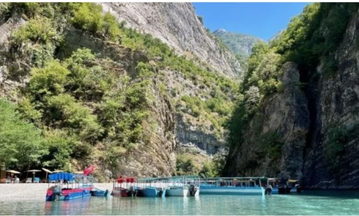 “Daily Mail”: Britanikët zgjedhin Shqipërinë në vend të Spanjës për pushime