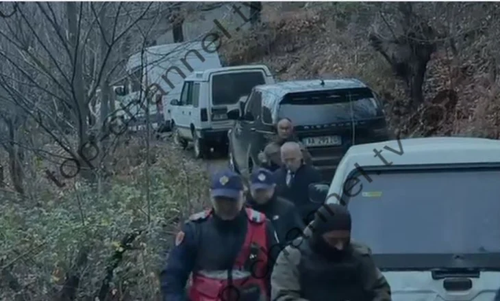 Dalin pamjet e banesës në Orosh ku fshihen dy persona me rrezikshmëri dhe të armatosur rëndë, RENEA dhe dhjetëra forca policie rrethojnë zonën