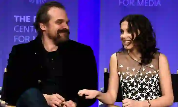 David Harbour reagon pasi Millie Bobby Brown e akuzoi për ngacmim: Nuk ishte qëllimi im