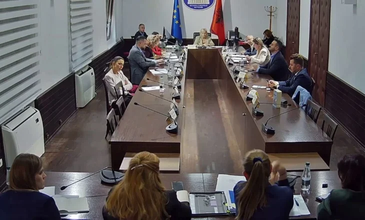 Debati për emërimet, zgjedhja pa garë e Arta Dollanit në krye të arsimit parauniversitar, Kumbaro pyetet nga deputetët e opozitës