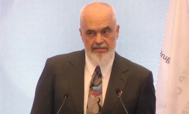 Dëbimi i 700 familjeve shqiptare, Rama sulmon sekretaren e Brendshme britanike: Pëshpërimë statistikore, kërkon të fitojë…