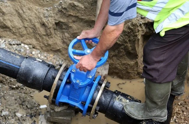 Defekt në tubacionin kryesor, këto zona në Tiranë do jenë pa ujë