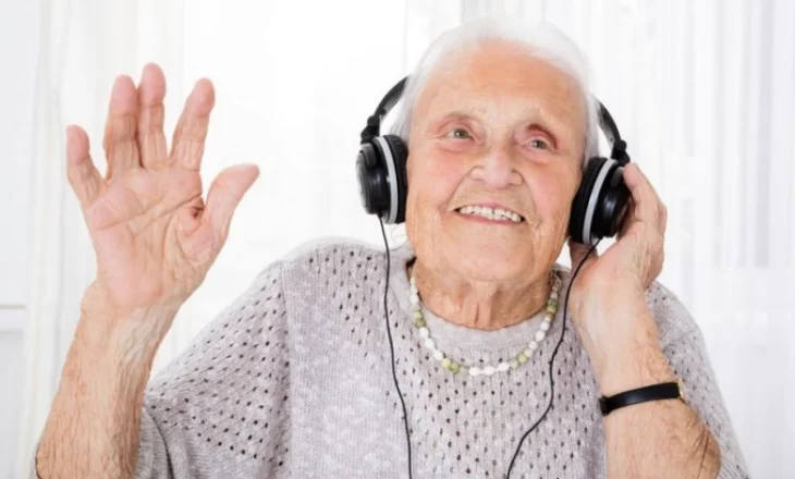 Dëgjimi i muzikës shumicën e ditëve mund të ulë rrezikun e demencës tek të moshuarit