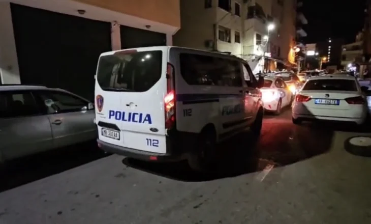 ‘Dëgjuam krisma’/ Të shtëna armësh në një banesë në Elbasan, ja çfarë ka ndodhur