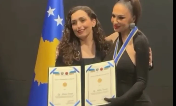 Dekorohet këngëtarja Adelina Ismajli, Osmani i dorëzon artistes në skenë medaljen presidenciale