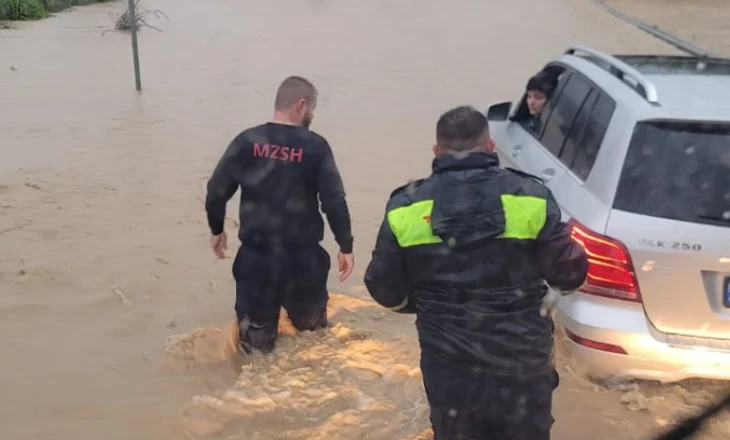 Del nga shtrati Bistrica, qytetarja ngelet në mes të ujit, nxirret nga zjarrfikësit