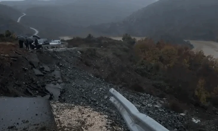 Del nga shtrati lumi Vjosa, përmbyten disa banesa pranë urës së Mifolit