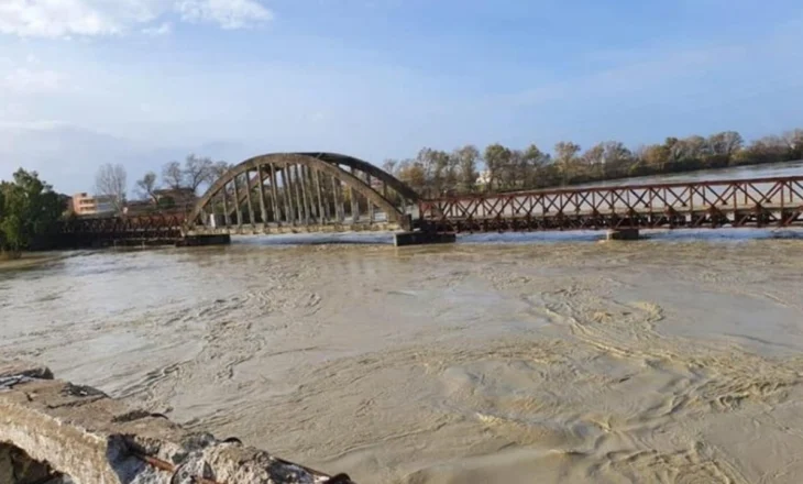 Del nga shtrati lumi Vjosa, përmbyten tre banesa pranë urës së Mifolit