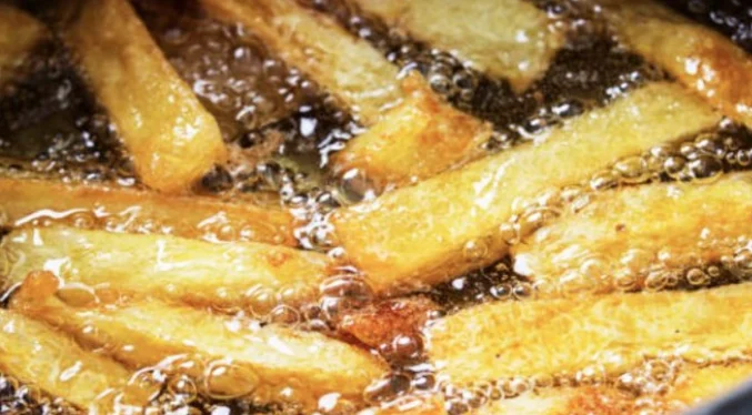 Dëmi që i shkaktojnë shëndetit ushqimet e skuqura